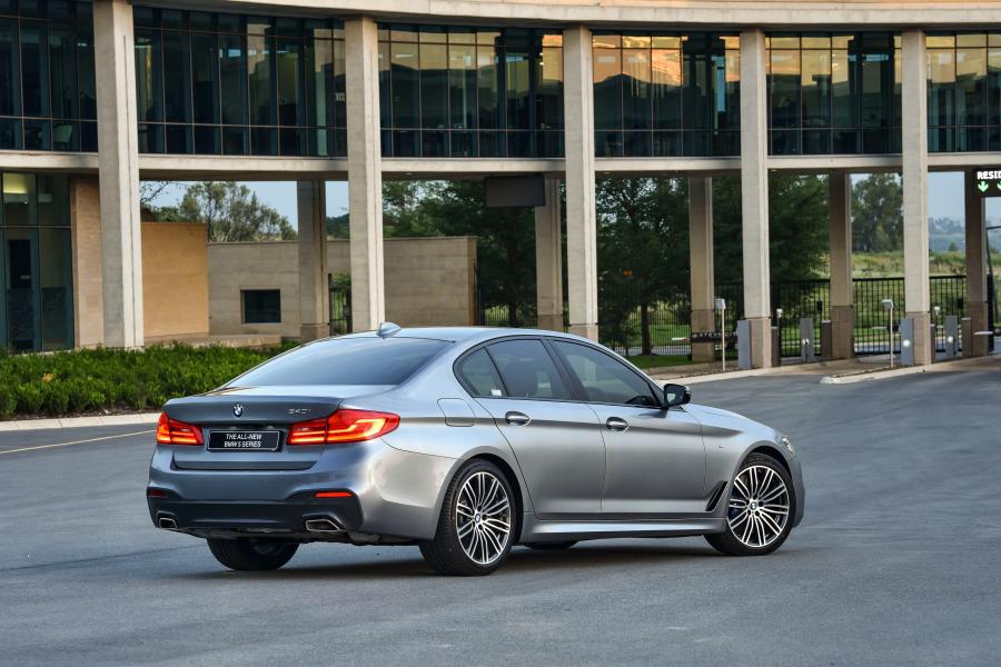  BMW 540i Sedan M Sport 2017 года  (ZA) (фото 12 из 40)